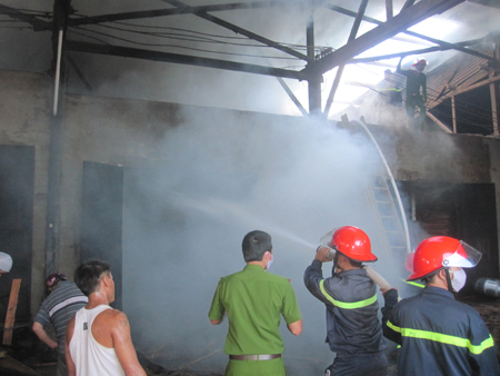 Cháy lớn tại lò sấy gỗ ở Gia Lai