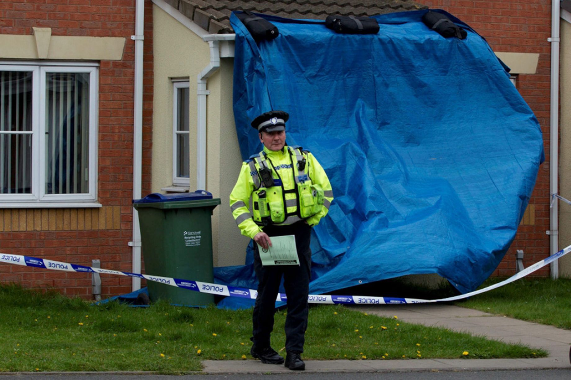 Thiếu nữ bị tạt axit sau khi chia tay tình nhân 80 tuổi Thiếu nữ bị tạt axit sau khi chia tay tình nhân 80 tuổi