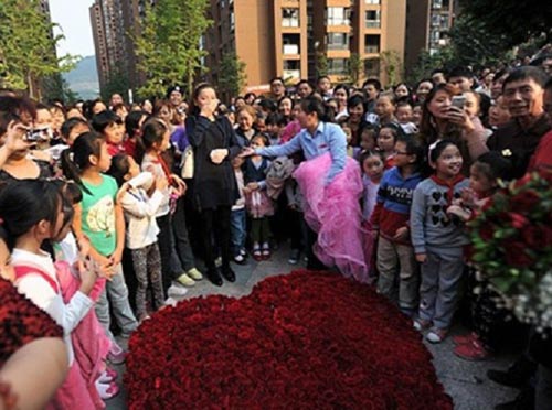 Xôn xao đám cưới của chàng thanh niên với mẹ ruột bạn thân Xôn xao đám cưới của chàng thanh niên với mẹ ruột bạn thân