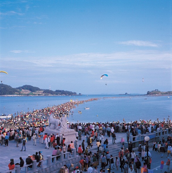 Kỳ diệu con đường chia đôi biển, nối liền hai đảo ở Hàn Quốc