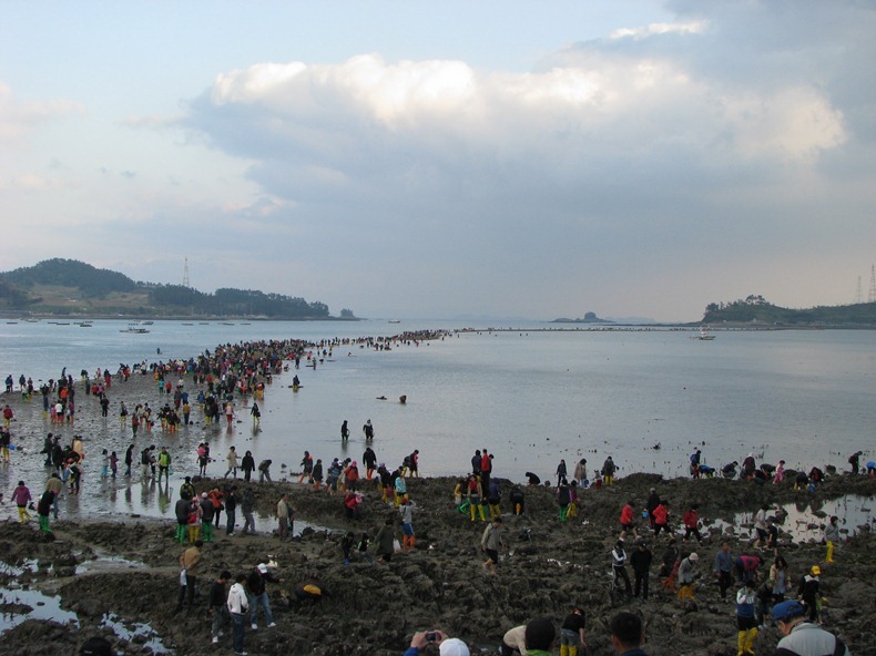 Kỳ diệu con đường chia đôi biển, nối liền hai đảo ở Hàn Quốc