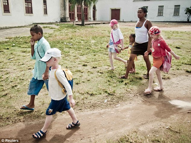 Kỳ lạ bố mẹ da đen sinh ra 3 con da trắng