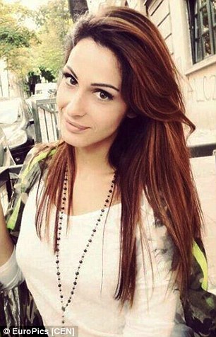 Nữ MC suýt mất việc vì quá quyến rũ