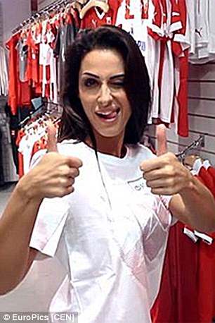 Nữ MC suýt mất việc vì quá quyến rũ