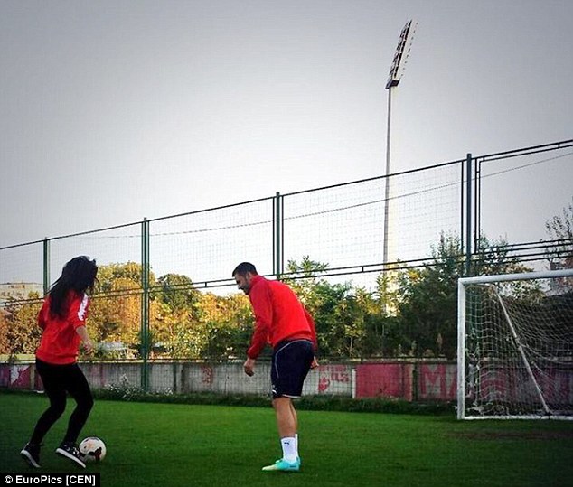 Nữ MC suýt mất việc vì quá quyến rũ