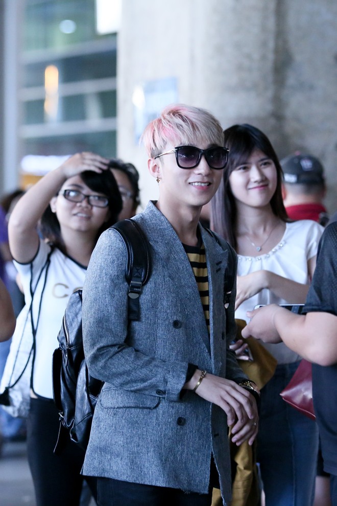 Sơn Tùng M-TP được Quang Huy ra sân bay đón sau vụ cấm diễn