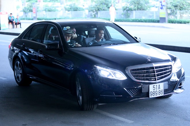 Sơn Tùng M-TP được Quang Huy ra sân bay đón sau vụ cấm diễn