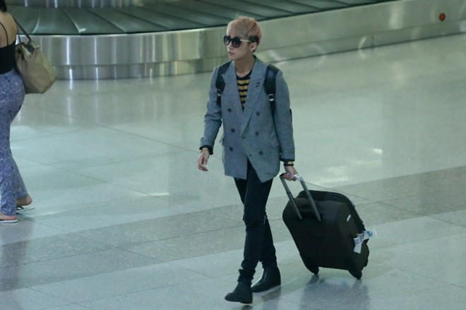 Sơn Tùng M-TP được Quang Huy ra sân bay đón sau vụ cấm diễn