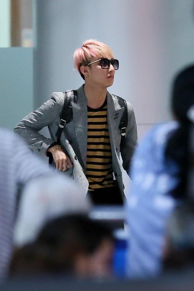 Sơn Tùng M-TP được Quang Huy ra sân bay đón sau vụ cấm diễn