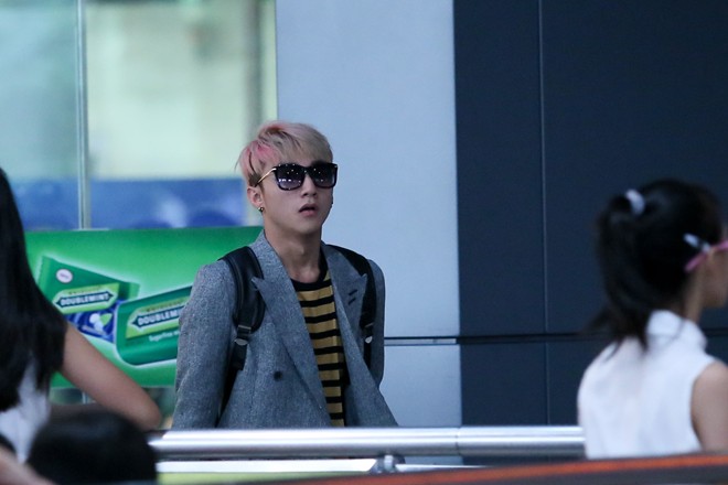 Sơn Tùng M-TP được Quang Huy ra sân bay đón sau vụ cấm diễn