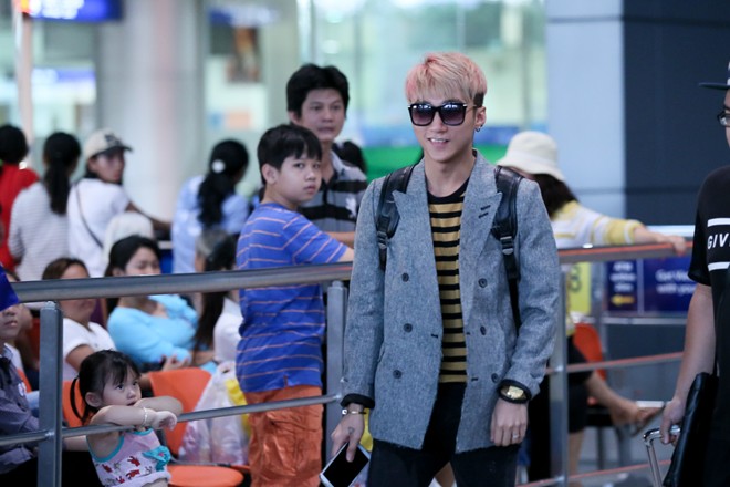 Sơn Tùng M-TP được Quang Huy ra sân bay đón sau vụ cấm diễn