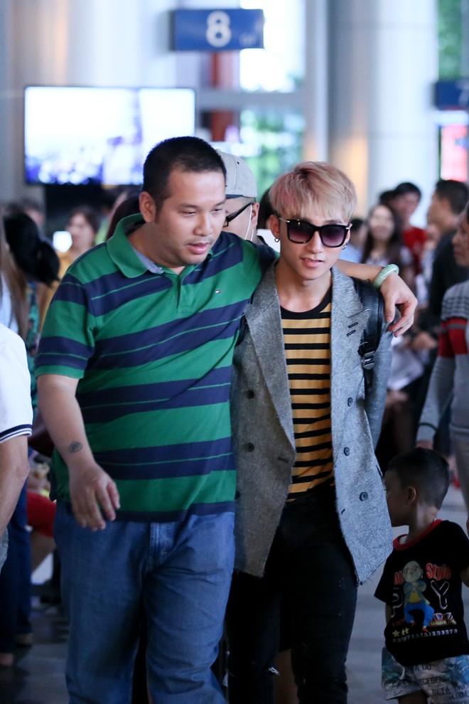 Sơn Tùng M-TP được Quang Huy ra sân bay đón sau vụ cấm diễn