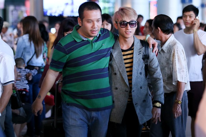 Sơn Tùng M-TP được Quang Huy ra sân bay đón sau vụ cấm diễn