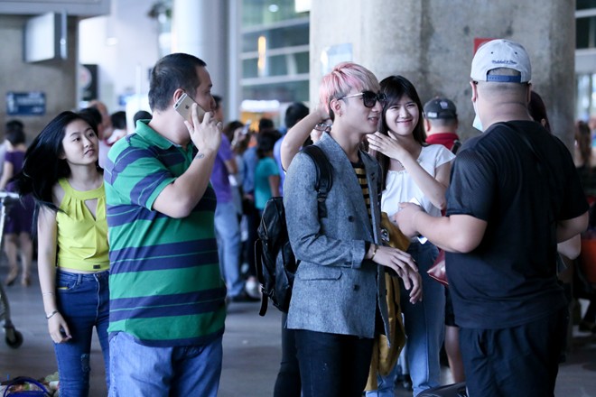 Sơn Tùng M-TP được Quang Huy ra sân bay đón sau vụ cấm diễn