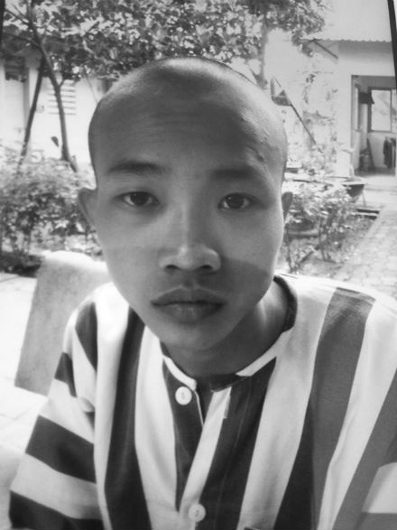 Cô gái lõa thể thoi thóp thở trong nghĩa địa Dĩ An