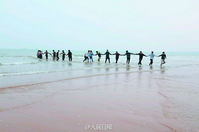 Xúc động hàng chục sinh viên giải cứu cô gái muốn tự vẫn