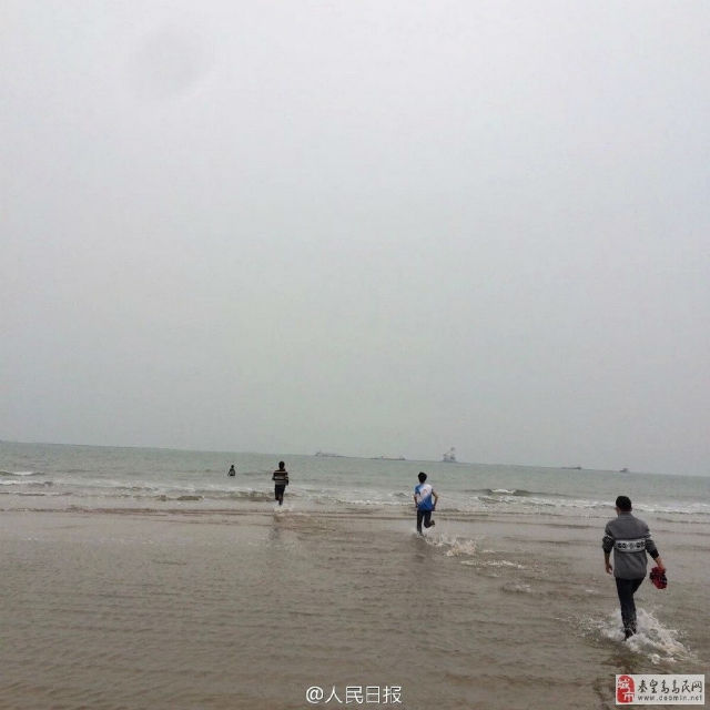 Xúc động hàng chục sinh viên giải cứu cô gái muốn tự vẫn