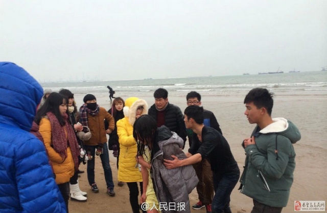 Xúc động hàng chục sinh viên giải cứu cô gái muốn tự vẫn