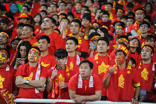 CĐV bật khóc trước trận thua của ĐT Việt Nam