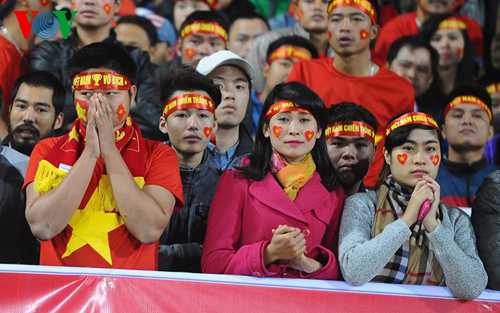 CĐV bật khóc trước trận thua của ĐT Việt Nam