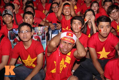 CĐV bật khóc trước trận thua của ĐT Việt Nam