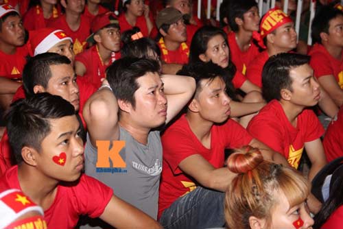 CĐV bật khóc trước trận thua của ĐT Việt Nam