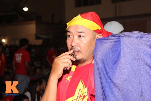 CĐV bật khóc trước trận thua của ĐT Việt Nam