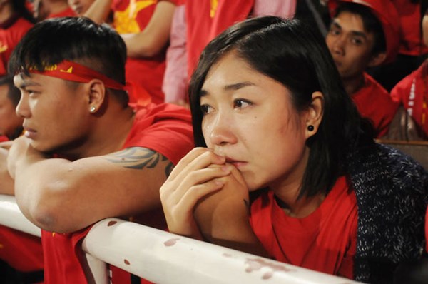 CĐV bật khóc trước trận thua của ĐT Việt Nam