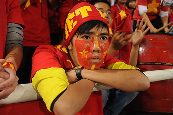 CĐV bật khóc trước trận thua của ĐT Việt Nam