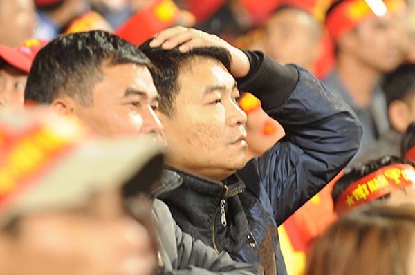 CĐV bật khóc trước trận thua của ĐT Việt Nam