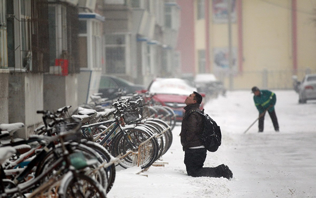 Chàng trai quỳ gối suốt 2 tiếng trong tuyết lạnh xin lỗi người yê