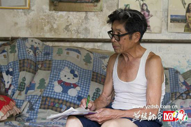 Cảm động cụ ông bón cơm cho vợ bại liệt bằng miệng suốt 11 năm Cảm động cụ ông bón cơm cho vợ bại liệt bằng miệng suốt 11 năm