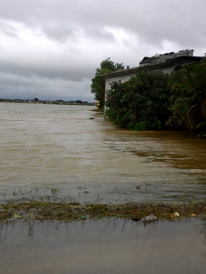 Huế: Mưa lớn nước ngập đồng, 2 học sinh chết đuối