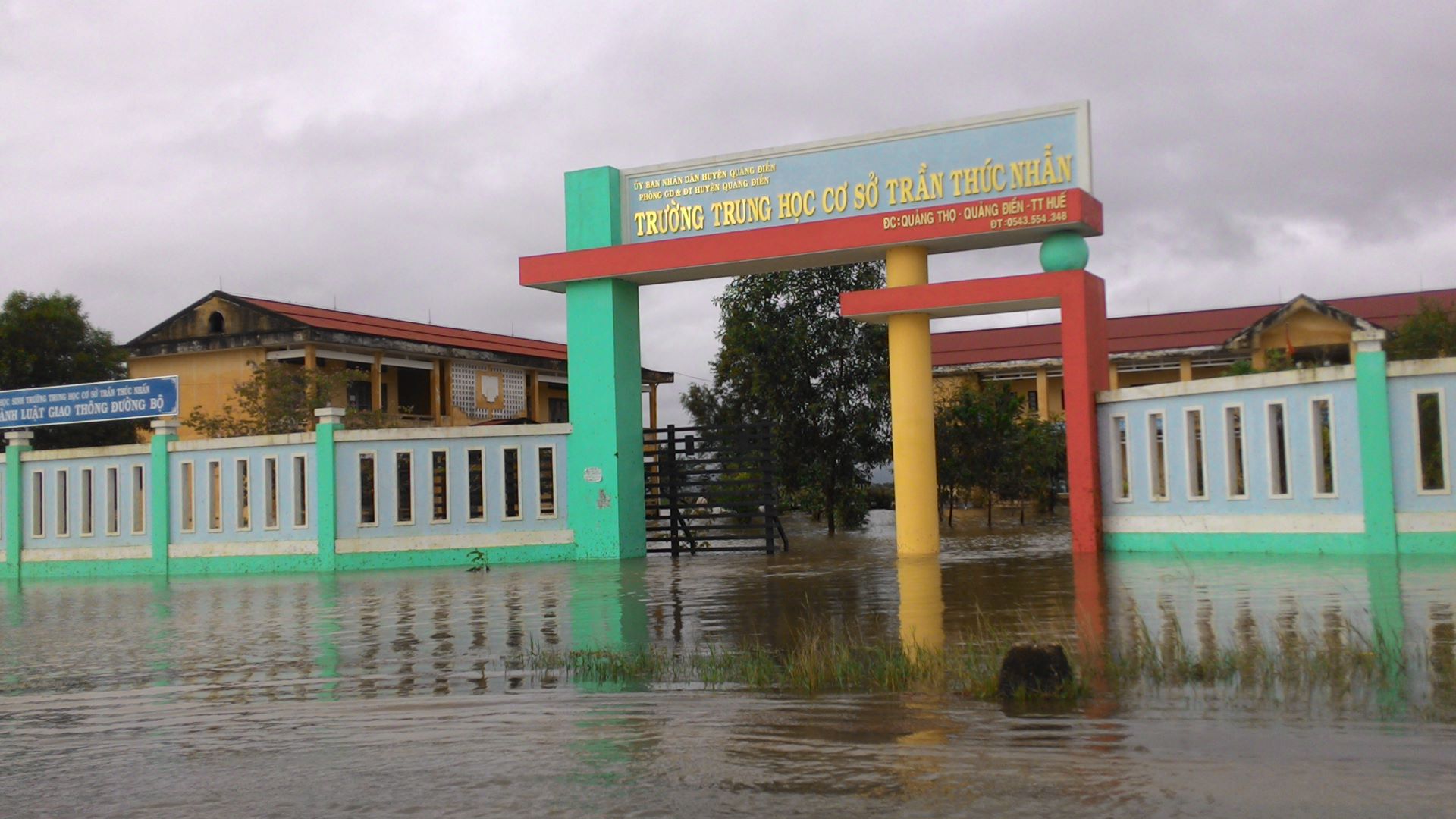 Huế: Giao thông tê liệt, đường “biến thành sông” vì mưa lũ Huế: Giao thông tê liệt, đường “biến thành sông” vì mưa lũ