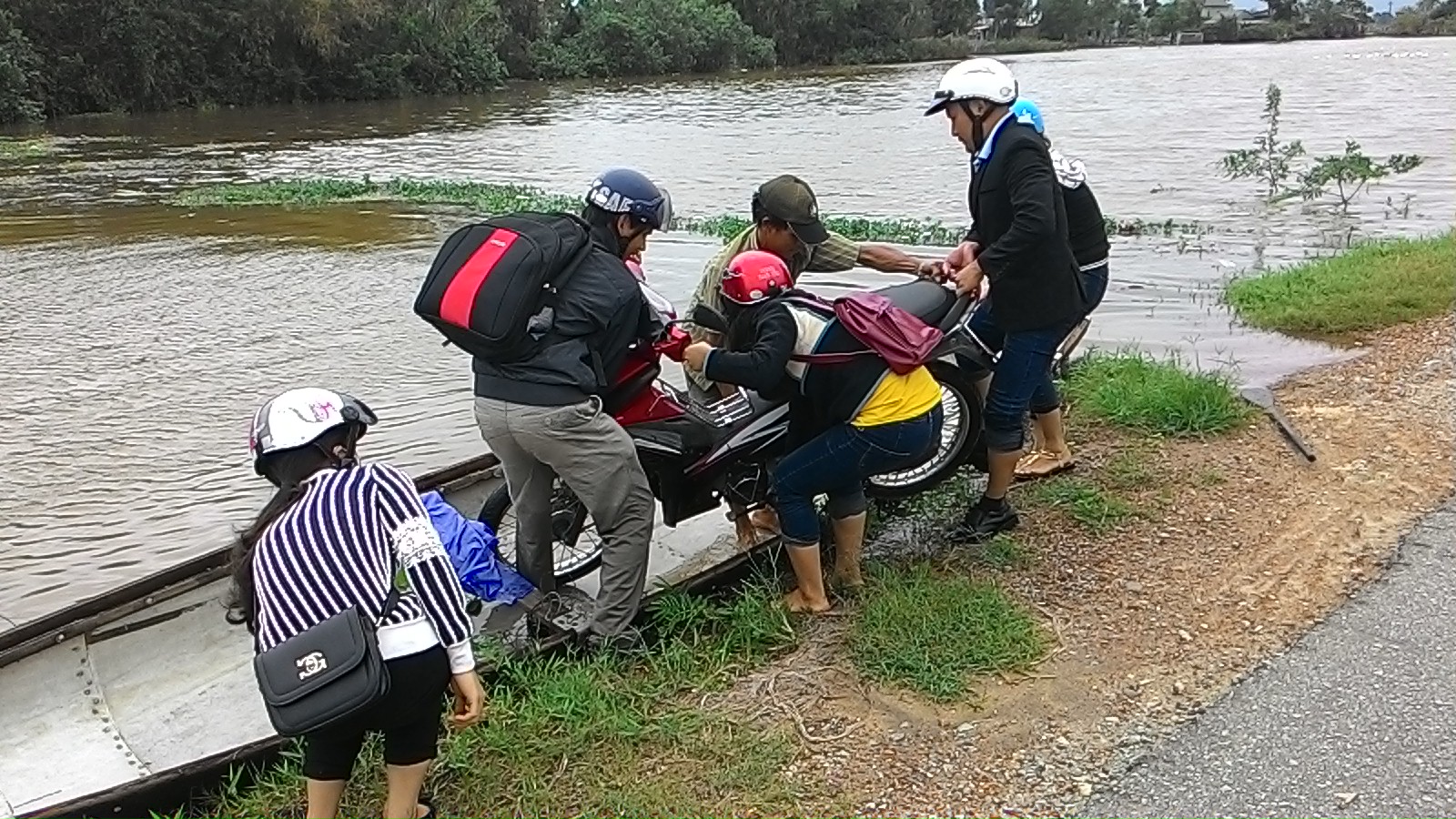 Huế: Giao thông tê liệt, đường “biến thành sông” vì mưa lũ Huế: Giao thông tê liệt, đường “biến thành sông” vì mưa lũ