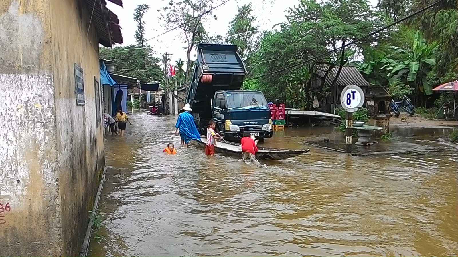 Huế: Giao thông tê liệt, đường “biến thành sông” vì mưa lũ Huế: Giao thông tê liệt, đường “biến thành sông” vì mưa lũ