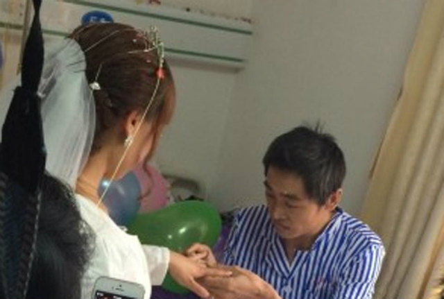 Nghẹn ngào cô gái cầu hôn bạn trai ung thư trên giường bệnh Nghẹn ngào cô gái cầu hôn bạn trai ung thư trên giường bệnh