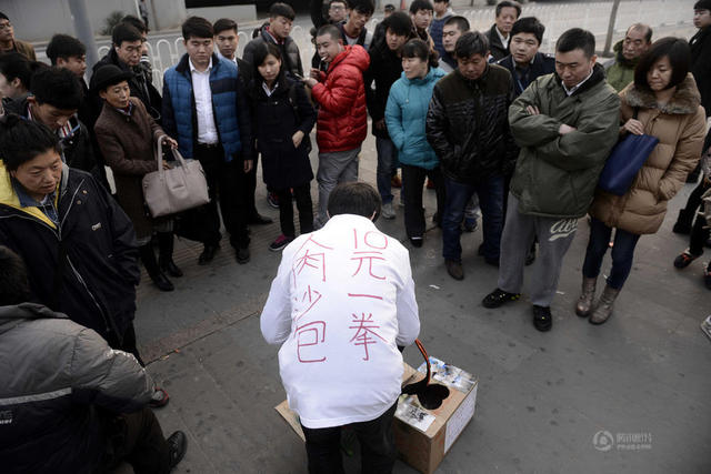 Cảm động cha tình nguyện “chịu đánh” kiếm tiền chữa bệnh cho con Cảm động cha tình nguyện “chịu đánh” kiếm tiền chữa bệnh cho con