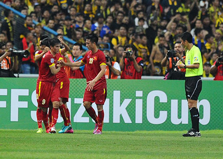 Công Vinh đau lòng khi chứng kiến CĐV Việt Nam bị đánh