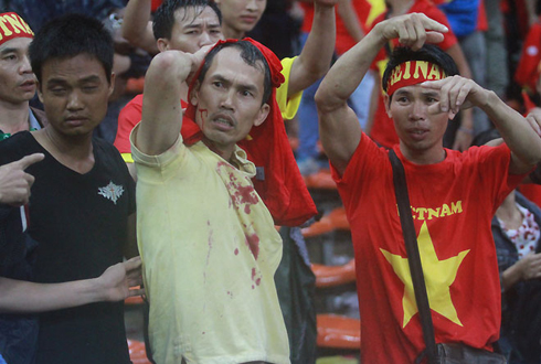 Công Vinh đau lòng khi chứng kiến CĐV Việt Nam bị đánh
