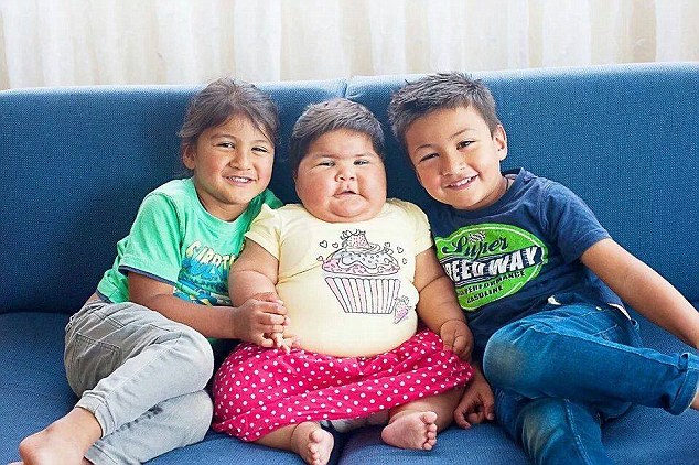 Kinh ngạc em bé 10 tháng tuổi lớn bằng trẻ lên 5