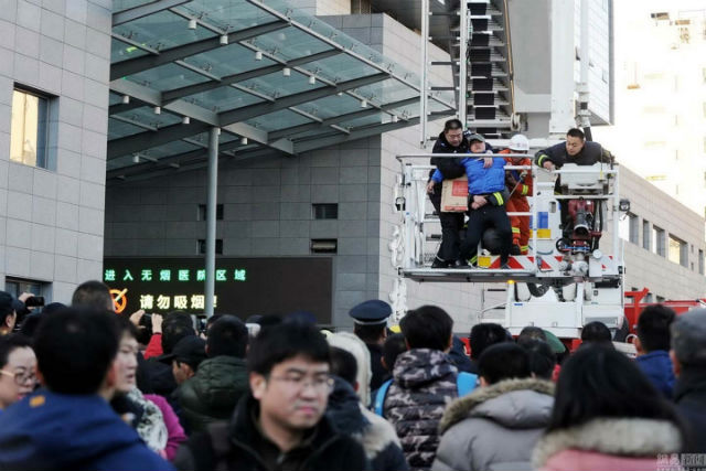 Giải cứu người đàn ông trèo lên cây rao bán thận