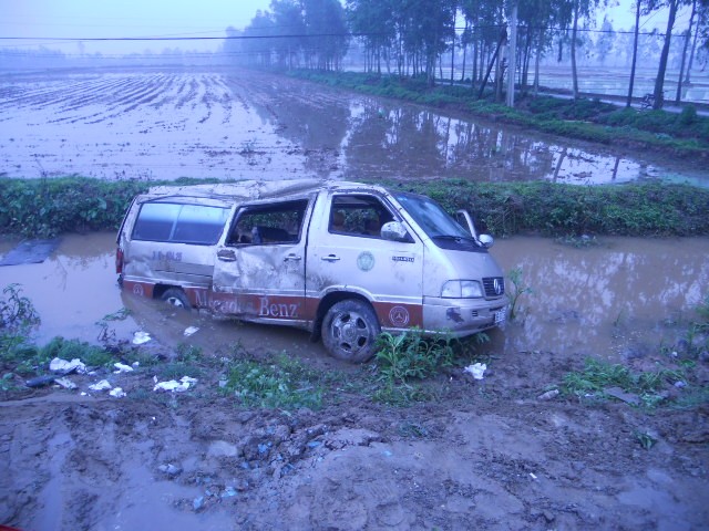 Hưng Yên: Xe đón dâu gặp nạn, hai người chết