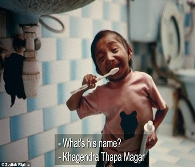 Chàng trai 28 tuổi chỉ cao gần 70 cm 