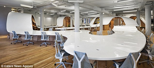 Chiêm ngưỡng chiếc bàn làm việc lớn nhất thế giới