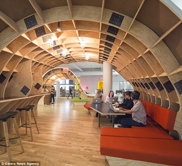 Chiêm ngưỡng chiếc bàn làm việc lớn nhất thế giới