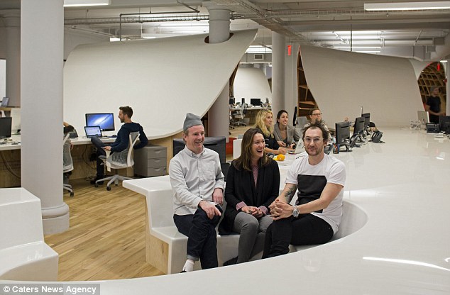 Chiêm ngưỡng chiếc bàn làm việc lớn nhất thế giới