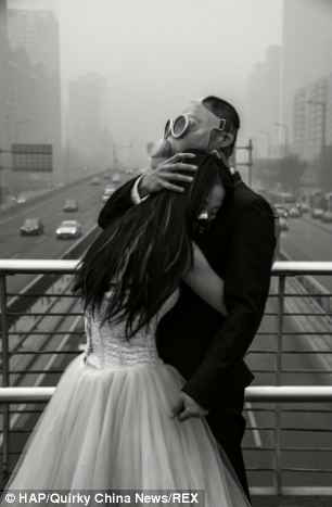 Trung Quốc: Cô dâu, chú rể đeo mặt nạ chụp ảnh cưới