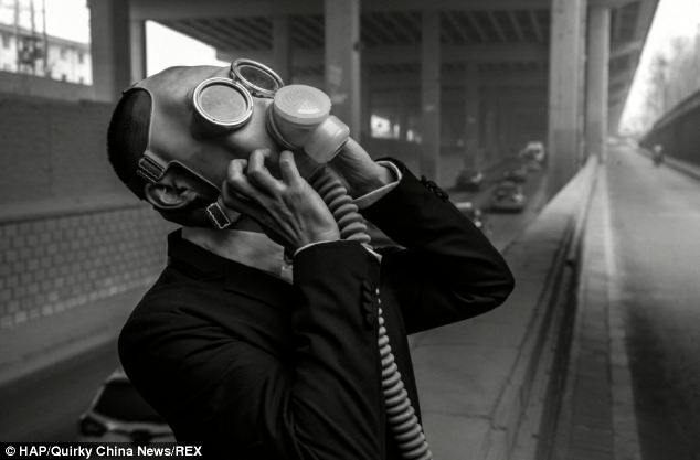 Trung Quốc: Cô dâu, chú rể đeo mặt nạ chụp ảnh cưới