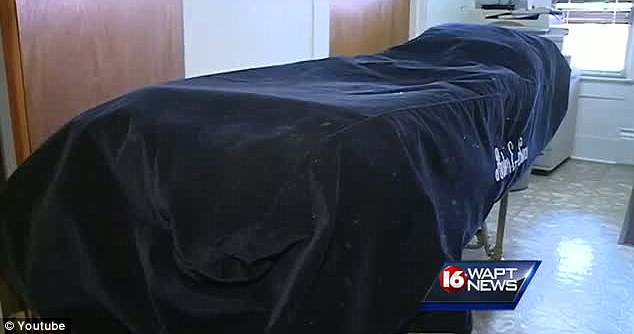 Kinh ngạc cụ ông hồi sinh trong nhà tang lễ